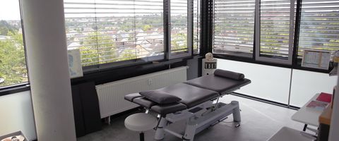 Behandlungsraum mit Fensterfront